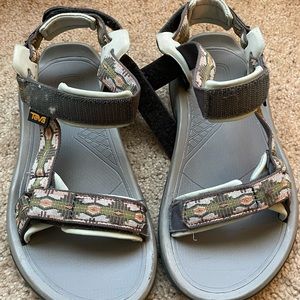 Teva sandals size 6